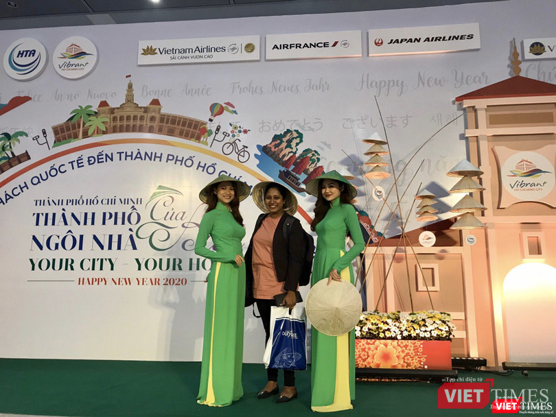 Tặng nón Việt Nam, tặng quà khách du lịch đến TPHCM hôm 1/1/2020 Tặng nón, tặng quà khách du lịch đến TPHCM hôm 1/1/2020