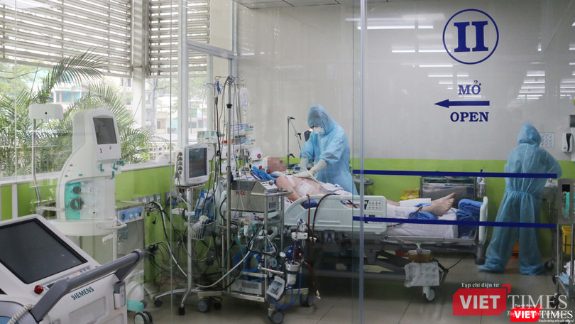 Cận cảnh các BS chăm sóc bệnh nhân 91 tại phòng điều trị tích cực tại Khoa Hồi sức cấp cứu (Ảnh: BVCC) Cận cảnh các BS chăm sóc bệnh nhân 91 tại phòng điều trị tích cực tại Khoa Hồi sức cấp cứu (Ảnh: BVCC)
