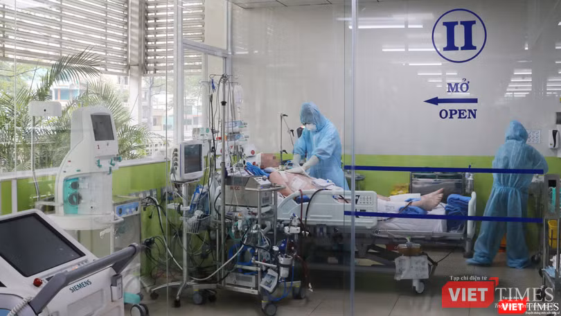 Cận cảnh các BS chăm sóc bệnh nhân 91 tại phòng điều trị tích cực tại Khoa Hồi sức cấp cứu (Ảnh: BVCC) 