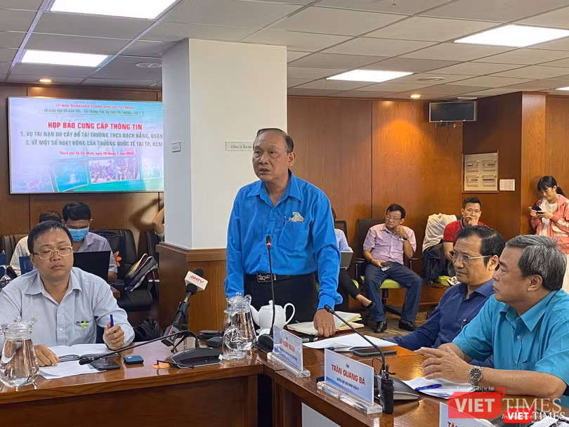 Thầy Nguyễn Văn Phúc buồn bã cung cấp thông tin cho báo chí