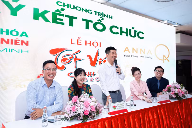 Ông Nguyễn Hồng Phúc - Giám đốc Nhà văn hóa Thanh Niên trả lời báo chí