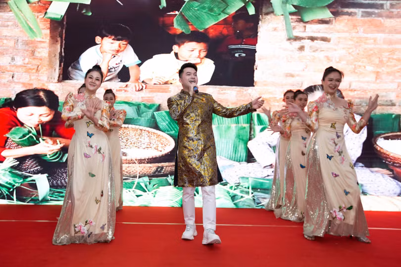 Ca sĩ Nam Cường trình diễn 