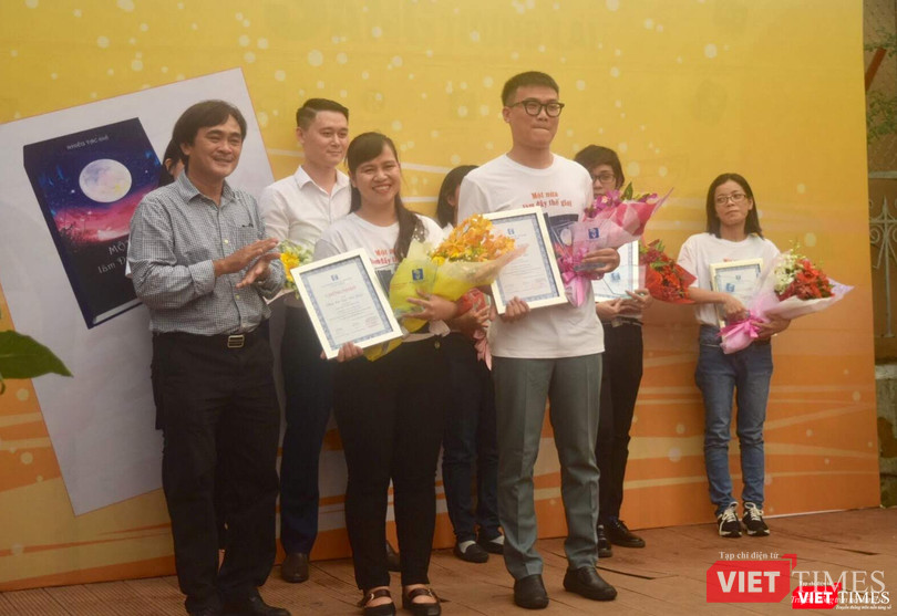 Nhà văn Phan Hoàng - Phó Chủ tịch Hội Nhà văn TP.HCM trao giải cho các cây viết đoạt Giải Ba - Cát Lâm (Phạm Thị Lập) và Phan Đức Lộc