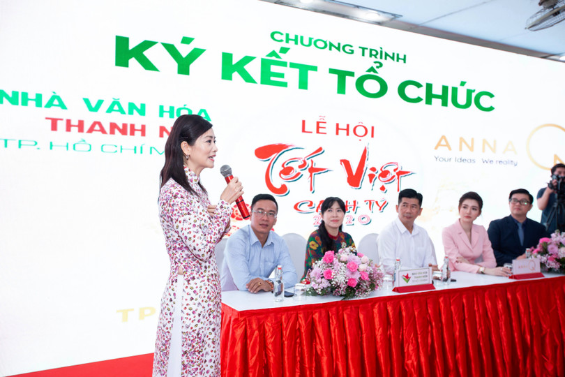 Nghệ sĩ Tuyết Thu - gương mặt quen thuộc của nhiều sân khấu thành phố đến ủng hộ Tết Việt Nghệ sĩ Tuyết Thu - gương mặt quen thuộc của nhiều sân khấu thành phố đến ủng hộ Tết Việt