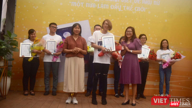 Nhà văn Nguyễn Ngọc Tư (trái) và bà Đinh Phương Thảo (phải) - Giám đốc, Tổng Biên tập NXB Văn hóa – Văn nghệ TP.HCM trao Giải Nhất cho tác giả Tống Phước Bảo