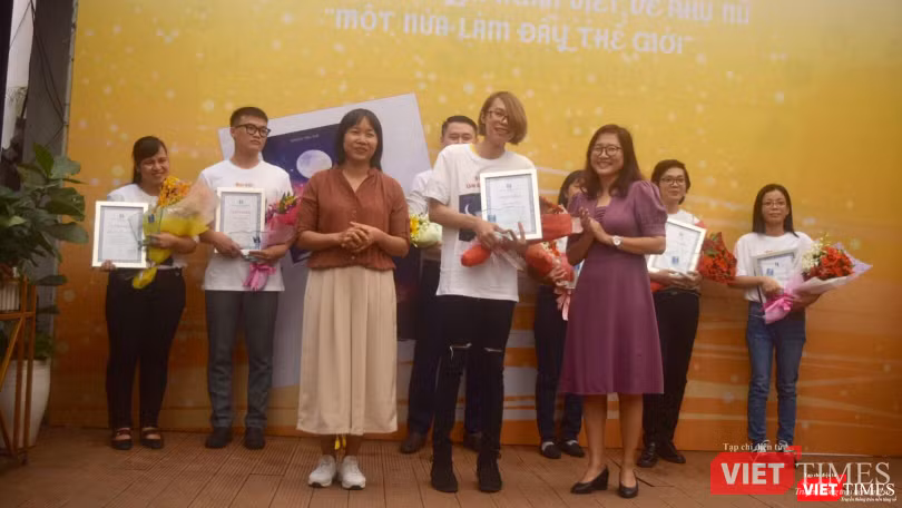 Nhà văn Nguyễn Ngọc Tư (trái) và bà Đinh Phương Thảo (phải) - Giám đốc, Tổng Biên tập NXB Văn hóa – Văn nghệ TP.HCM trao Giải Nhất cho tác giả Tống Phước Bảo Nhà văn Nguyễn Ngọc Tư (trái) và bà Đinh Phương Thảo (phải) - Giám đốc, Tổng Biên tập NXB Văn hóa – Văn nghệ TP.HCM trao Giải Nhất cho tác giả Tống Phước Bảo