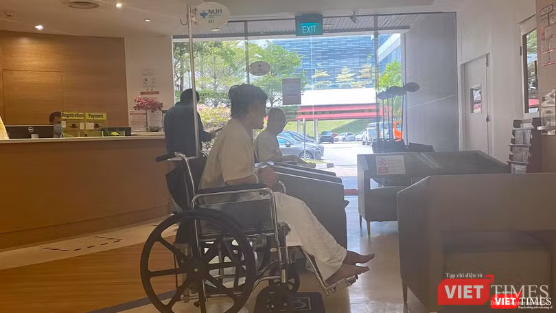 Ngô Thu Lý trong quá trình đi chữa bệnh, đồng thời nỗ lực đai diện cho nhóm người Việt kẹt lại Singapore kêu cứu