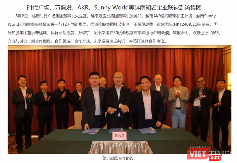 Ông Wang Weixin (đứng giữa) ký kết thỏa thuận hợp tác chiến lược trong buổi làm việc tạiTập đoàn Thanh Kiến (Qingjian Group Co., Ltd) hôm 2/5/2017. (Ảnh chụp màn hình)