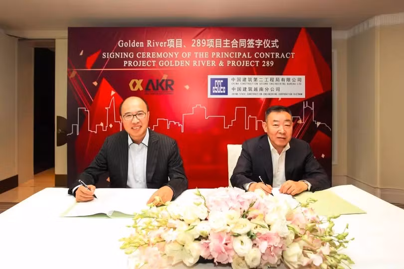 Chủ tịch Công ty AKR Việt Nam Wang Weixin ký hợp đồng nguyên tắc với đối tác về hai dự án tại Tp. HCM. Logo của AKR cũng được cách điệu theo ký hiệu alpha. (Ảnh: Internet)