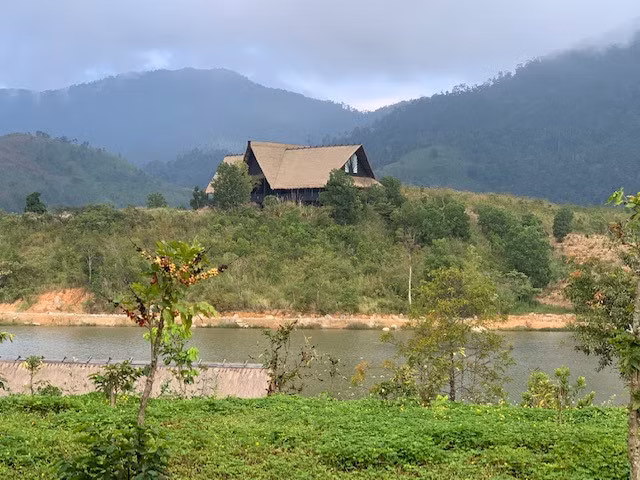 "Nhà trên đồi", khu villa đầu tiên trong dự án "Cung cấp lối sống minh triết" của Tập đoàn Trung Nguyên /// Nguyên Hằng
