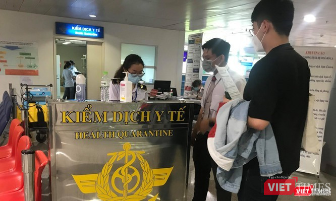 Kiểm dịch Y tế cho hành khách tại Cảng hàng không Quốc tế Tân Sơn Nhất. Ảnh: Toàn Trân