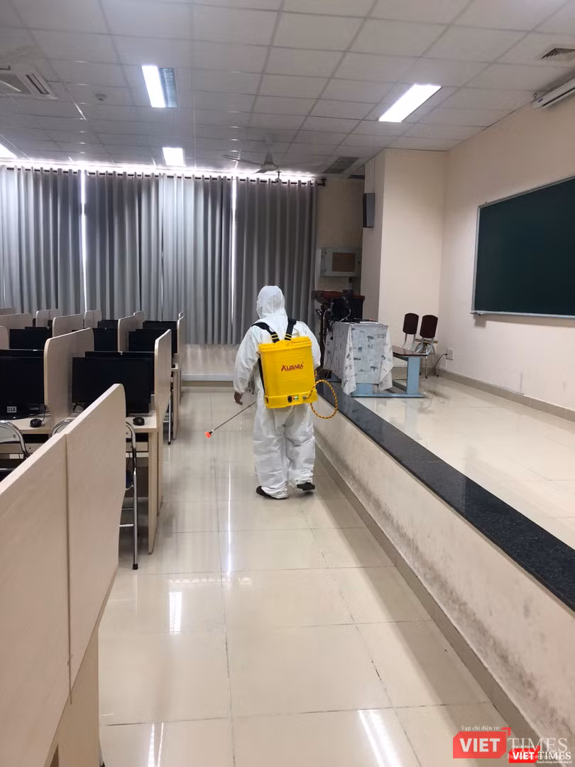 Phun khử trùng giảng đường các trường Đại học trên địa bàn TP.HCM (Ảnh: ĐHY) 