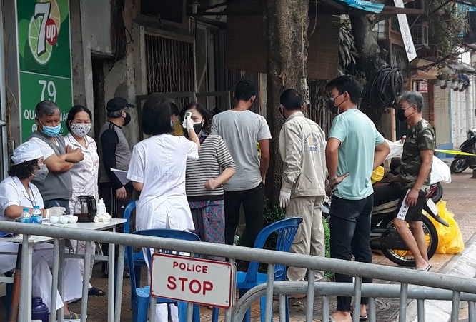 Kiểm tra sức khỏe người dân trong tuyến phố Trúc Bạch đang cách ly (Ảnh: Tam Ca)