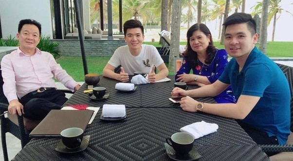 "Bầu" Hiển cùng vợ (Lê Thanh Hòa) và hai con trai (Đỗ Quang Vinh, Đỗ Vinh Quang). (Ảnh: Internet) "Bầu" Hiển cùng vợ (Lê Thanh Hòa) và hai con trai (Đỗ Quang Vinh, Đỗ Vinh Quang). (Ảnh: Internet)