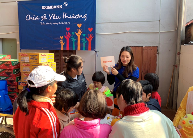 CBNV Eximbank tổ chức trò chơi giao lưu với các em nhỏ