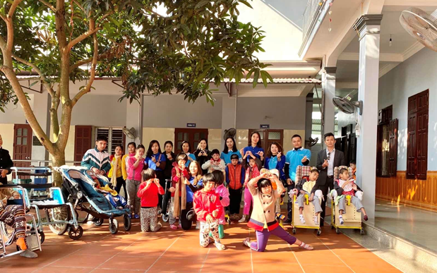 Đại diện Eximbamk chụp hình lưu niệm cùng các em nhỏ