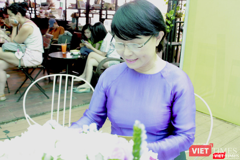 Nhà văn Trần Thùy Mai ký sách tặng bạn đọc Việt