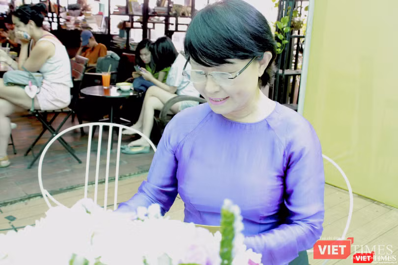 Nhà văn Trần Thùy Mai ký sách tặng bạn đọc Việt