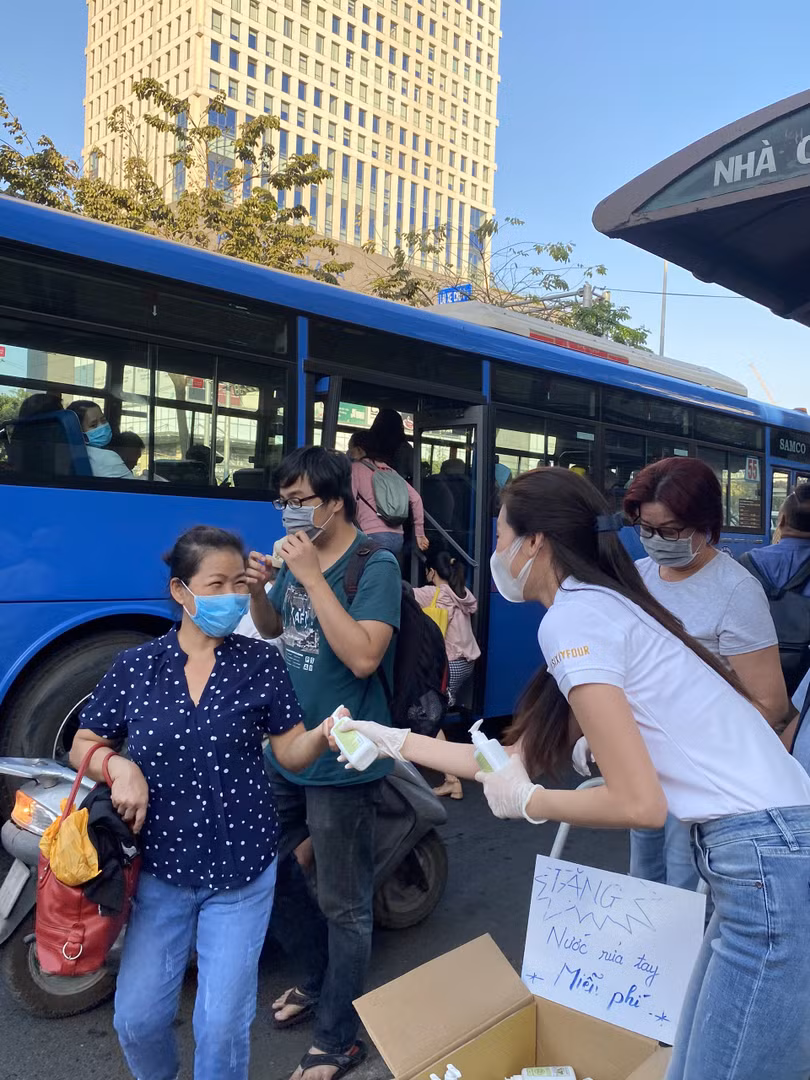 Hoa hậu Khánh Vân tặng nước rửa tay sát khuẩn tới người dân