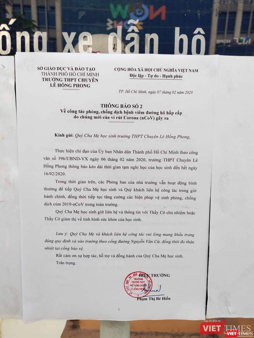 Trường THPT Chuyên Lê Hồng Phong (Quận 5) dán thông báo của cô Hiệu trưởng Phạm Thị Bé Hiền cho học sinh nghỉ đến 16/2 Trường THPT Chuyên Lê Hồng Phong (Quận 5) dán thông báo của cô Hiệu trưởng Phạm Thị Bé Hiền cho học sinh nghỉ đến 16/2