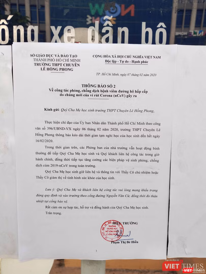 Trường THPT Chuyên Lê Hồng Phong (Quận 5) dán thông báo của cô Hiệu trưởng Phạm Thị Bé Hiền cho học sinh nghỉ đến 16/2