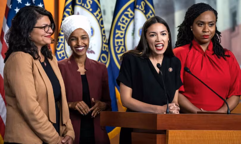 4 thành viên nhóm The Squad (từ trái qua): Rashida Tlaib (43 tuổi), Ilhan Omar (37 tuổi), Alexandria Ocasio-Cortez (30 tuổi), và Ayanna Pressley (45 tuổi)