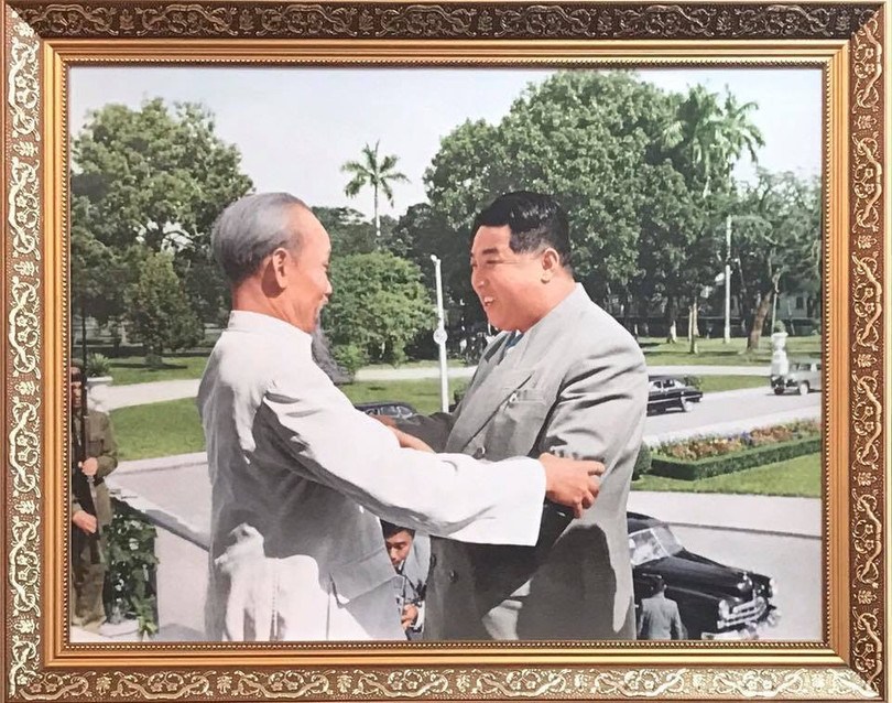 Chủ tịch Hồ Chí Minh đón nhà lãnh đạo Triều Tiên Kim Nhật Thành - ông nội ông Kim Jong Un -tại Hà Nội năm 1958. (Ảnh: Facebook Đại sứ Lê Bá Vinh).