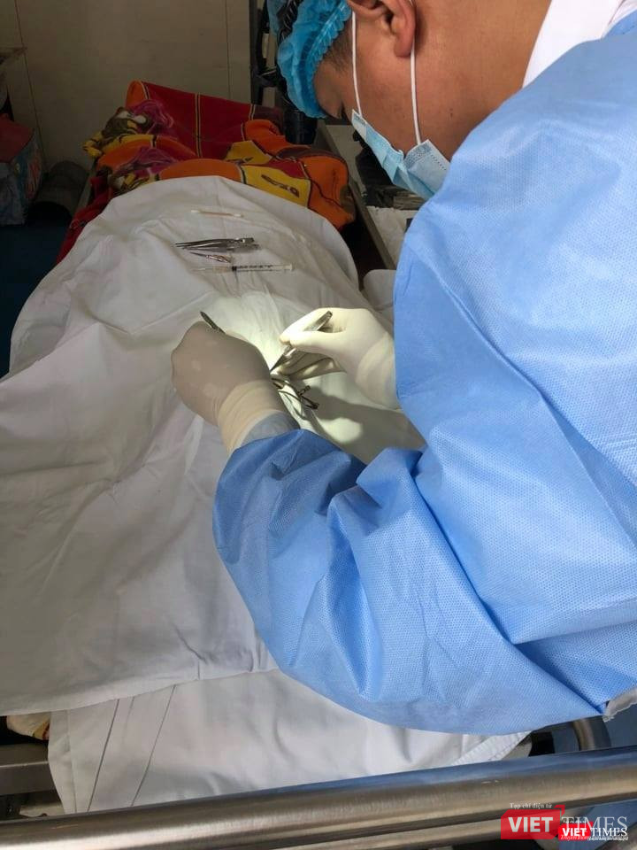 Bác sĩ Bệnh viện Mắt lấy giác mạc hiến tặng của anh Trung. Bác sĩ Bệnh viện Mắt lấy giác mạc hiến tặng của anh Trung.