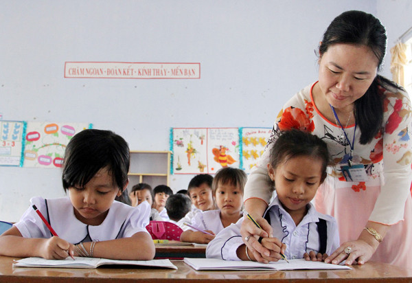 Cô tận tâm giảng dạy từng nét chữ cho học sinh lớp 1 (Ảnh: Báo Ninh Thuận) Cô tận tâm giảng dạy từng nét chữ cho học sinh lớp 1 (Ảnh: Báo Ninh Thuận)