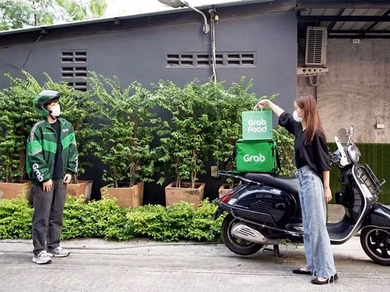 Giao hàng gián tiếp đảm bảo khoảng cách an toàn giữa đối tác của Grab và khách hàng luôn duy trì ở mức 2 m trong suốt quá trình giao, nhận thức ăn (Ảnh: Grab Food)