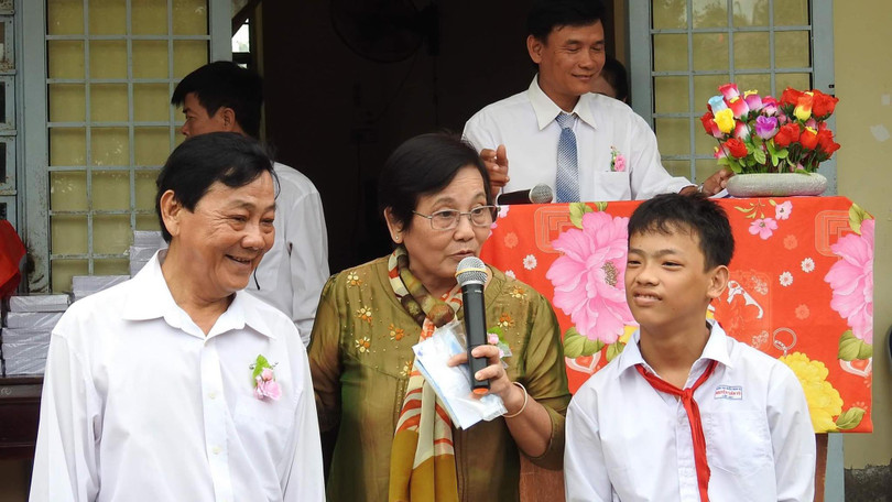 Nhà văn trao sổ tiết kiệm cho em học sinh nghèo học giỏi nhưng gặp vấn đề về sức khỏe