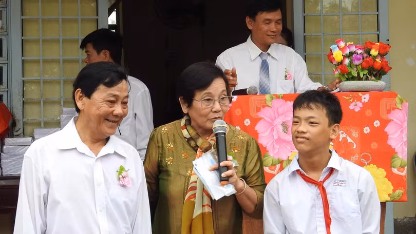 Nhà văn trao sổ tiết kiệm cho em học sinh nghèo học giỏi nhưng gặp vấn đề về sức khỏe