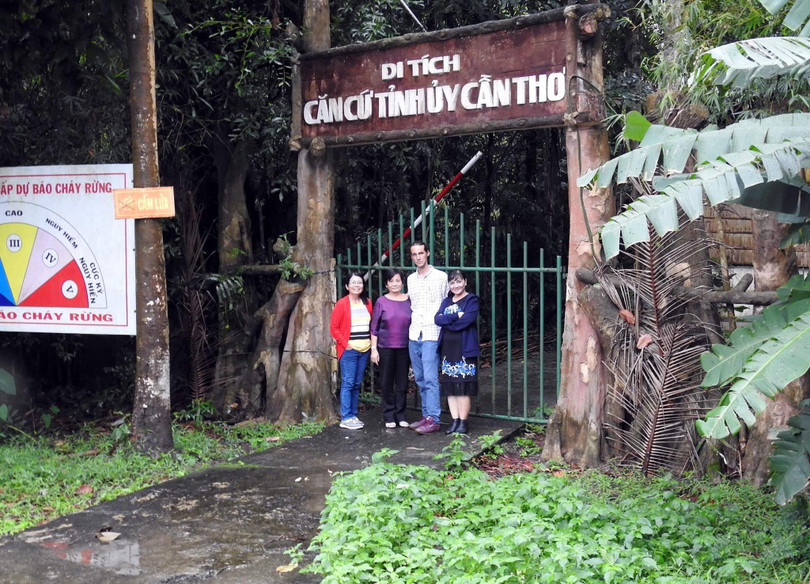 Nhà văn Dạ Ngân, nhà thơ người Mỹ Paul Christiansen, nhà văn Thu Trân, Đào Thị Thanh Tuyền vào thăm di tích căn cứ Tỉnh ủy Cần Thơ