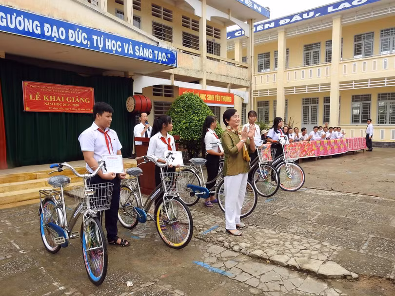 Những chiếc xe đạp mới được trao tặng đến các học sinh nghèo