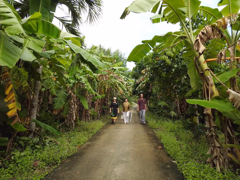 Con đường vào xóm Mù U mà nhà văn Dạ Ngân đã đưa vào truyện dài "Người yêu dấu"