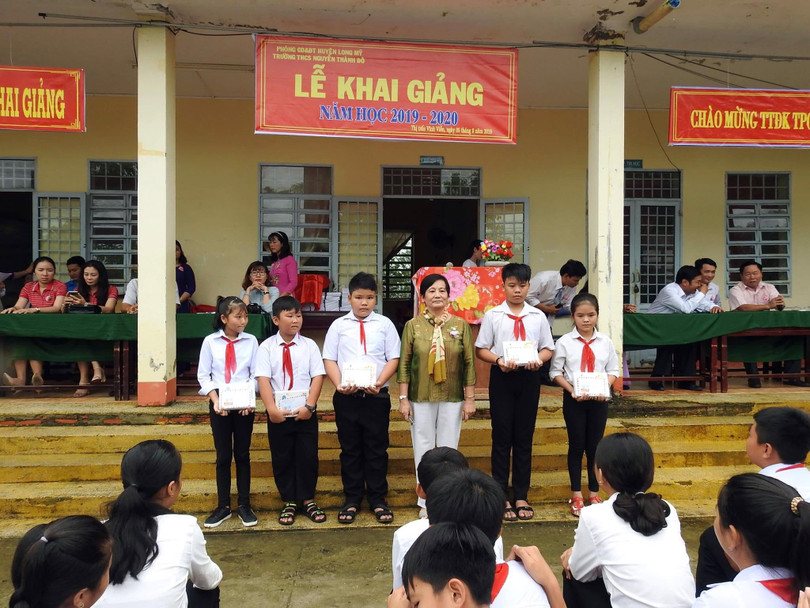 Nhà văn Dạ Ngân bắt đầu khởi động hành trình trao tặng học bổng tới học sinh nghèo