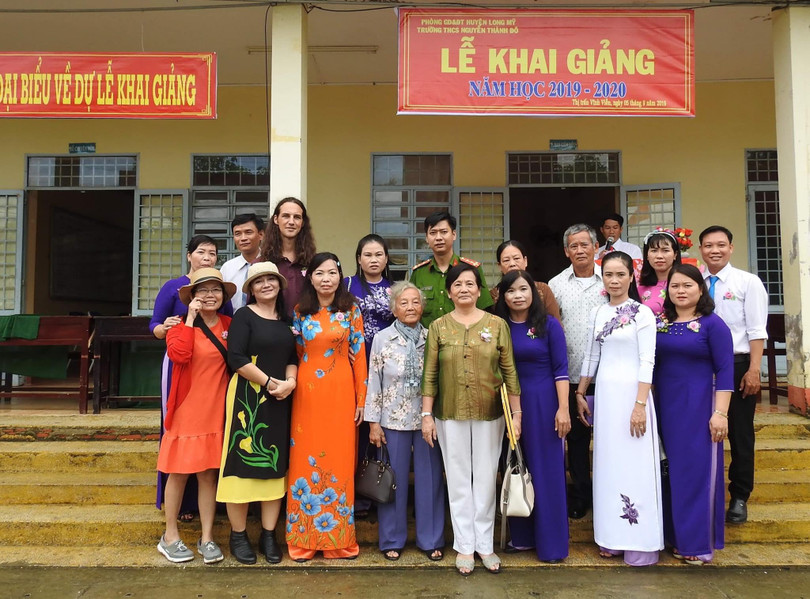 Các nhà văn, nhà thơ chụp hình lưu niệm cùng thầy cô