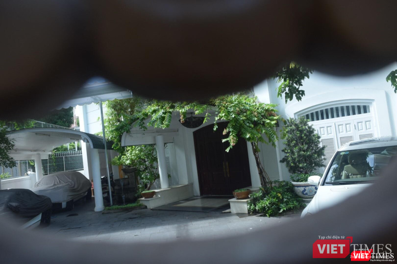 Ngôi biệt thự chỉ có bảo vệ trông coi vào ban đêm