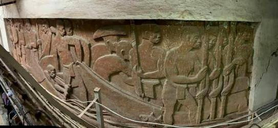 Ảnh chụp hiện trạng hai bức phù điêu kích thước khổng lồ (2m x 8m) thời kỳ đầu mỹ thuật Đông Dương