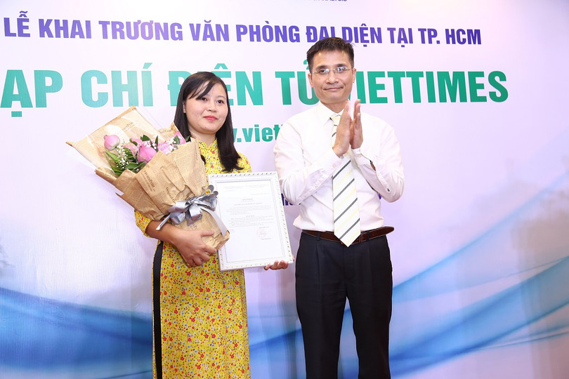 Ông Đinh Văn Hải - Phó Tổng Thư ký VDCA đặc trách, Chủ nhiệm Tạp chí điện tử VietTimes - trao Quyết định bổ nhiệm Trưởng Văn phòng đại diện VietTimes tại Tp. HCM cho Nhà báo Phí Lê Mai. Ông Đinh Văn Hải - Phó Tổng Thư ký VDCA đặc trách, Chủ nhiệm Tạp chí điện tử VietTimes - trao Quyết định bổ nhiệm Trưởng Văn phòng đại diện VietTimes tại Tp. HCM cho Nhà báo Phí Lê Mai.