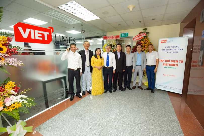 Văn phòng đại diện VietTimes tại Tp. HCM chụp ảnh lưu niệm cùng lãnh đạo tạp chí và lãnh đạo Hội Truyền thông số VietTimes sau thời khắc cắt băng khai trương. Văn phòng đại diện VietTimes tại Tp. HCM chụp ảnh lưu niệm cùng lãnh đạo tạp chí và lãnh đạo Hội Truyền thông số VietTimes sau thời khắc cắt băng khai trương.