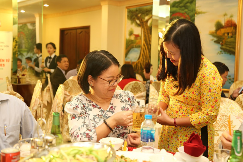 Trưởng Văn phòng đại diện VietTimes tại Tp. HCM Phí Lê Mai cụng ly cảm ơn đại diện chính quyền Tp. HCM. Trưởng Văn phòng đại diện VietTimes tại Tp. HCM Phí Lê Mai cụng ly cảm ơn đại diện chính quyền Tp. HCM.