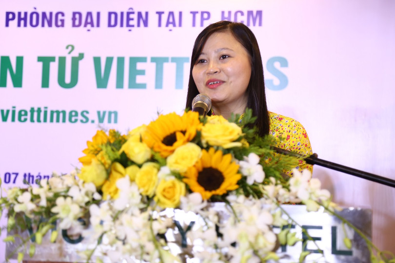 Nhà báo Phí Lê Mai - Trưởng Văn phòng đại diện VietTimes tại Tp. HCM - phát biểu nhận nhiệm vụ và nói lời cảm ơn. Nhà báo Phí Lê Mai - Trưởng Văn phòng đại diện VietTimes tại Tp. HCM - phát biểu nhận nhiệm vụ và nói lời cảm ơn.