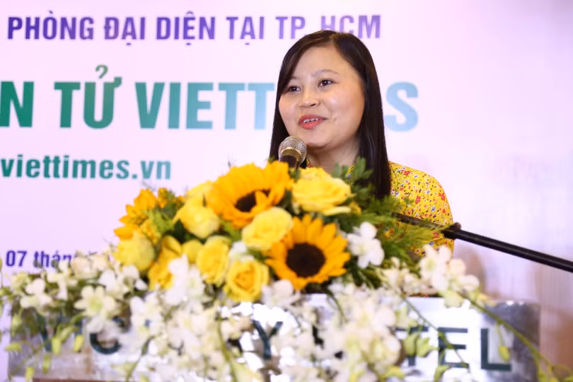 Nhà báo Phí Lê Mai - Trưởng Văn phòng đại diện VietTimes tại Tp. HCM - phát biểu nhận nhiệm vụ và nói lời cảm ơn. Nhà báo Phí Lê Mai - Trưởng Văn phòng đại diện VietTimes tại Tp. HCM - phát biểu nhận nhiệm vụ và nói lời cảm ơn.