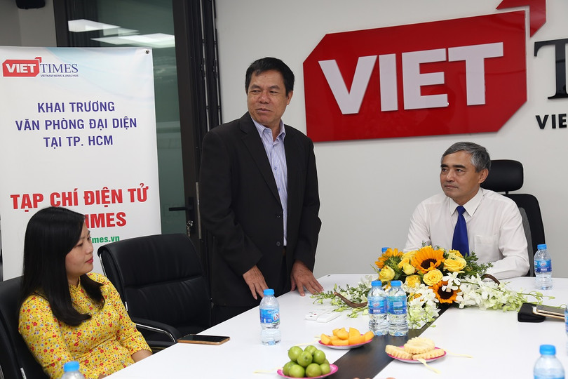 Nhà báo Lê Thọ Bình - P. Tổng Biên tập phụ trách Tạp chí điện tử VietTimes báo cáo về việc thành lập VPĐD tại Tp. HCM. Nhà báo Lê Thọ Bình - P. Tổng Biên tập phụ trách Tạp chí điện tử VietTimes báo cáo về việc thành lập VPĐD tại Tp. HCM.