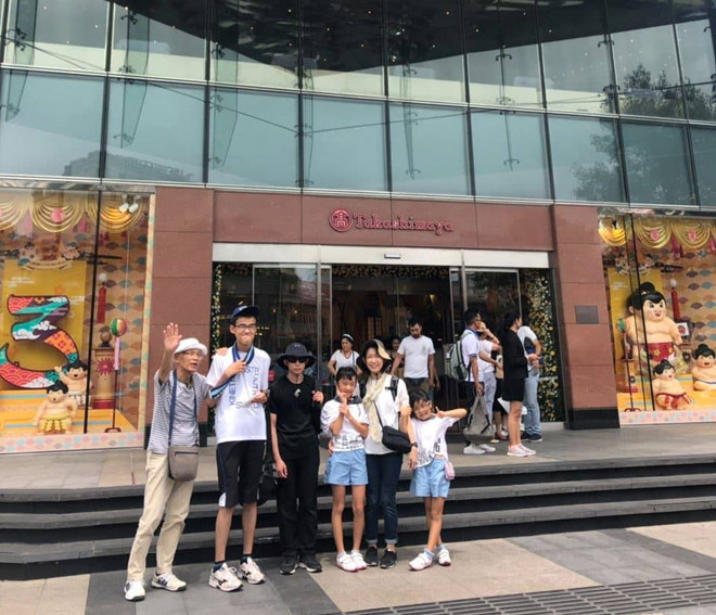 Cụ Oki và con cháu khám phá TP.HCM (Ảnh: NVCC)