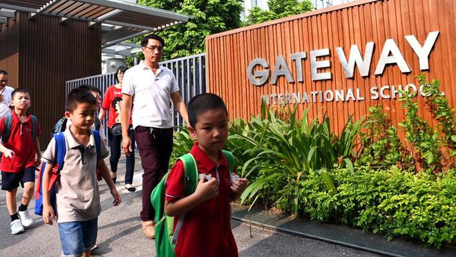 Đồng phục của trường Gateway là áo thun màu đỏ Đồng phục của trường Gate Way là áo thun màu đỏ