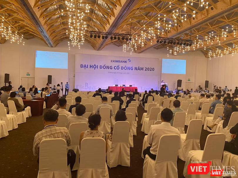 Ban tổ chức chẳng buồn thay đổi "backdrop" cho phiên chiều.