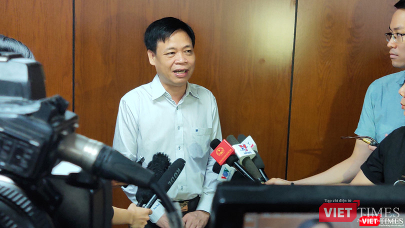 Ông Lê Quốc Cường – Phó Giám đốc Sở Thông tin và Truyền thông trả lời báo chí (Ảnh: Hòa Bình) 