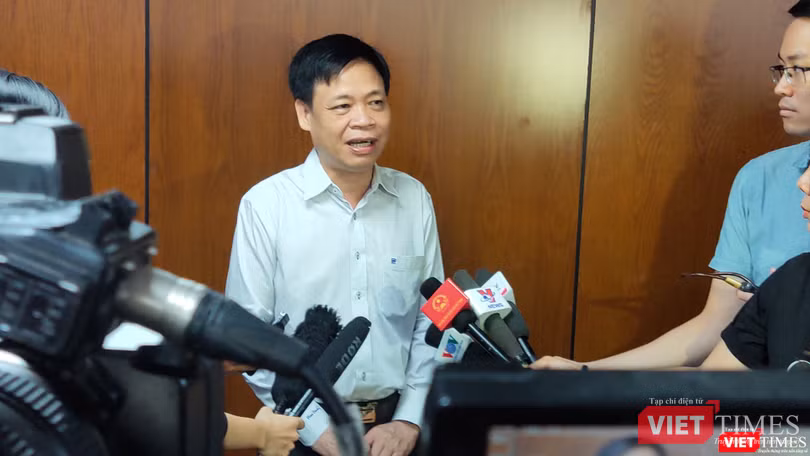 Ông Lê Quốc Cường – Phó Giám đốc Sở Thông tin và Truyền thông trả lời báo chí (Ảnh: Hòa Bình) 